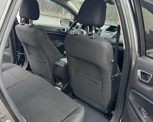 Серый Форд Фиеста, объемом двигателя 1.6 л и пробегом 140 тыс. км за 9500 $, фото 6 на Automoto.ua