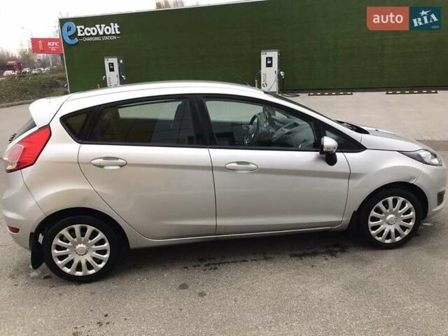 Сірий Форд Фієста, об'ємом двигуна 1 л та пробігом 116 тис. км за 6000 $, фото 5 на Automoto.ua