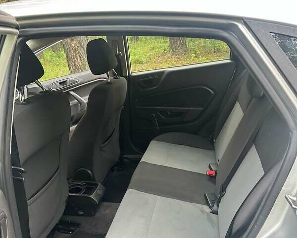 Серый Форд Фиеста, объемом двигателя 1.6 л и пробегом 81 тыс. км за 8250 $, фото 9 на Automoto.ua