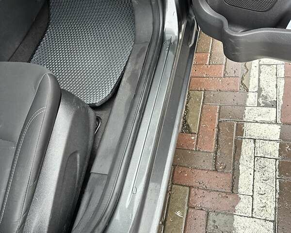 Серый Форд Фиеста, объемом двигателя 1.6 л и пробегом 140 тыс. км за 9500 $, фото 5 на Automoto.ua