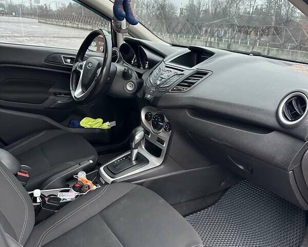 Серый Форд Фиеста, объемом двигателя 1.6 л и пробегом 140 тыс. км за 9500 $, фото 4 на Automoto.ua