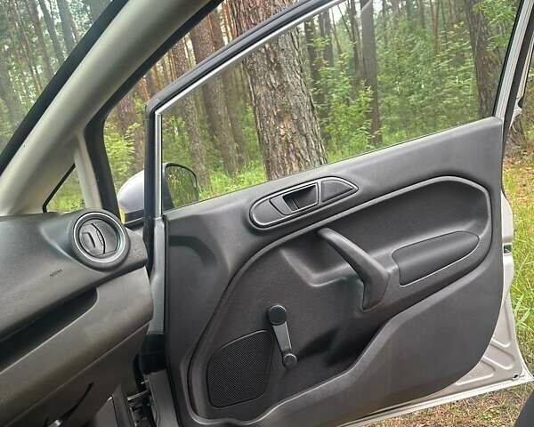 Серый Форд Фиеста, объемом двигателя 1.6 л и пробегом 81 тыс. км за 8250 $, фото 11 на Automoto.ua