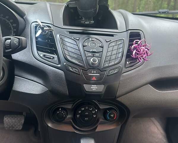 Серый Форд Фиеста, объемом двигателя 1.6 л и пробегом 81 тыс. км за 8250 $, фото 15 на Automoto.ua