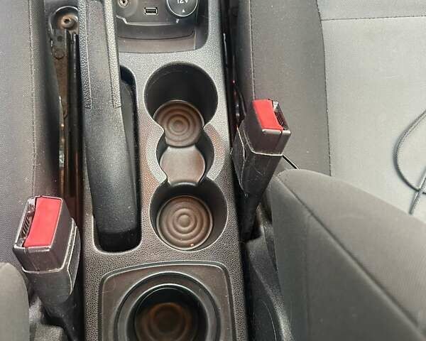 Серый Форд Фиеста, объемом двигателя 1.6 л и пробегом 81 тыс. км за 8250 $, фото 12 на Automoto.ua