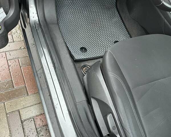 Серый Форд Фиеста, объемом двигателя 1.6 л и пробегом 140 тыс. км за 9500 $, фото 2 на Automoto.ua