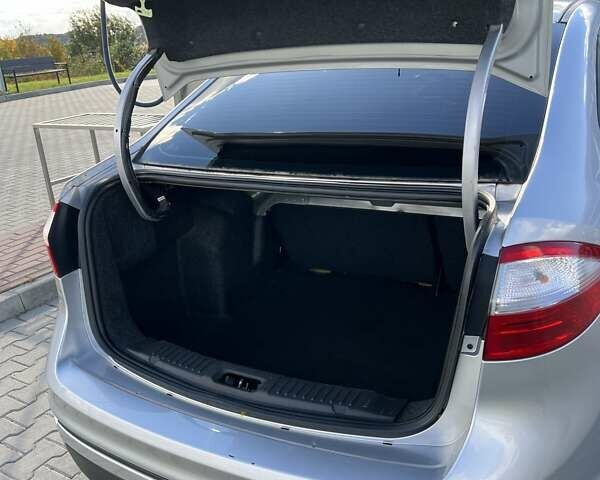 Серый Форд Фиеста, объемом двигателя 1.6 л и пробегом 195 тыс. км за 8000 $, фото 16 на Automoto.ua