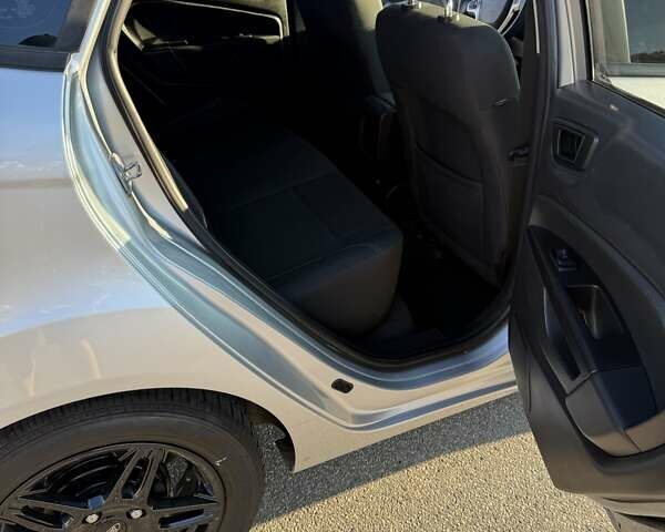 Серый Форд Фиеста, объемом двигателя 1.6 л и пробегом 75 тыс. км за 8800 $, фото 13 на Automoto.ua