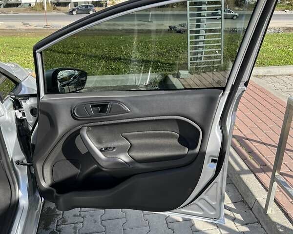 Серый Форд Фиеста, объемом двигателя 1.6 л и пробегом 195 тыс. км за 8000 $, фото 23 на Automoto.ua