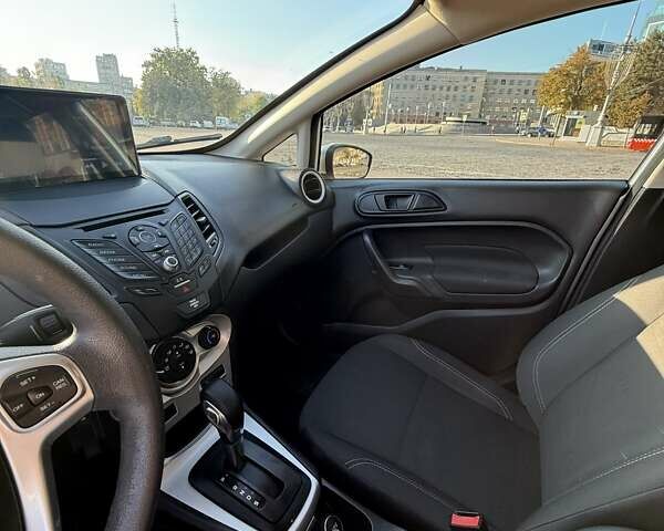 Серый Форд Фиеста, объемом двигателя 1.6 л и пробегом 75 тыс. км за 8800 $, фото 9 на Automoto.ua