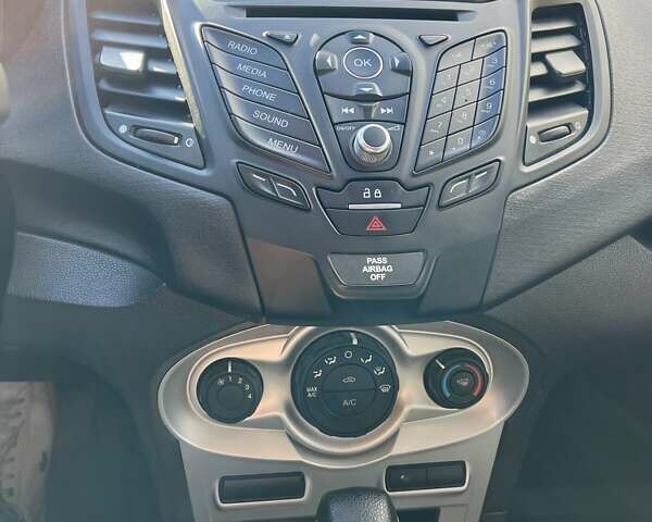 Серый Форд Фиеста, объемом двигателя 1.6 л и пробегом 195 тыс. км за 8000 $, фото 29 на Automoto.ua