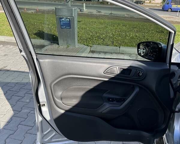 Серый Форд Фиеста, объемом двигателя 1.6 л и пробегом 195 тыс. км за 8000 $, фото 19 на Automoto.ua