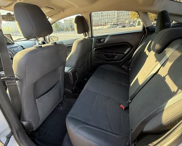 Серый Форд Фиеста, объемом двигателя 1.6 л и пробегом 75 тыс. км за 8800 $, фото 10 на Automoto.ua