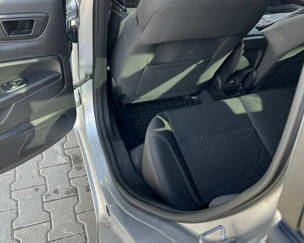 Серый Форд Фиеста, объемом двигателя 1.6 л и пробегом 195 тыс. км за 8000 $, фото 18 на Automoto.ua