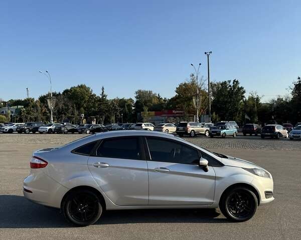 Серый Форд Фиеста, объемом двигателя 1.6 л и пробегом 75 тыс. км за 8800 $, фото 4 на Automoto.ua