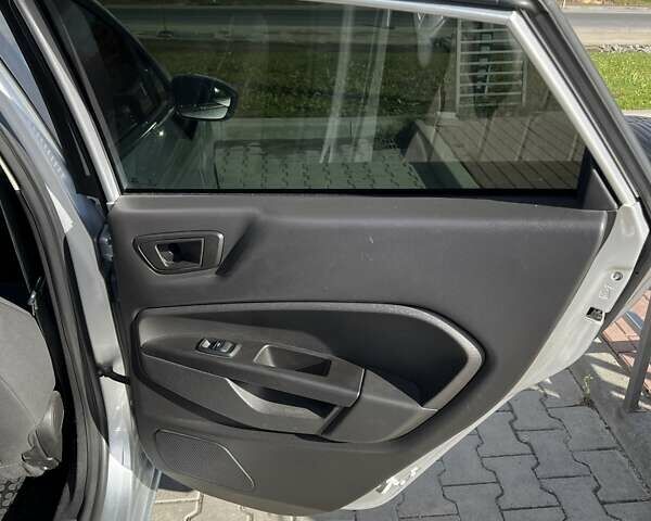 Серый Форд Фиеста, объемом двигателя 1.6 л и пробегом 195 тыс. км за 8000 $, фото 21 на Automoto.ua