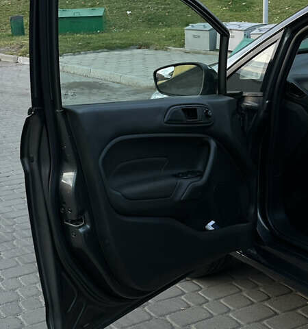 Серый Форд Фиеста, объемом двигателя 1.6 л и пробегом 112 тыс. км за 8600 $, фото 5 на Automoto.ua