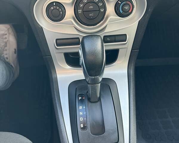 Серый Форд Фиеста, объемом двигателя 1.6 л и пробегом 195 тыс. км за 8000 $, фото 30 на Automoto.ua