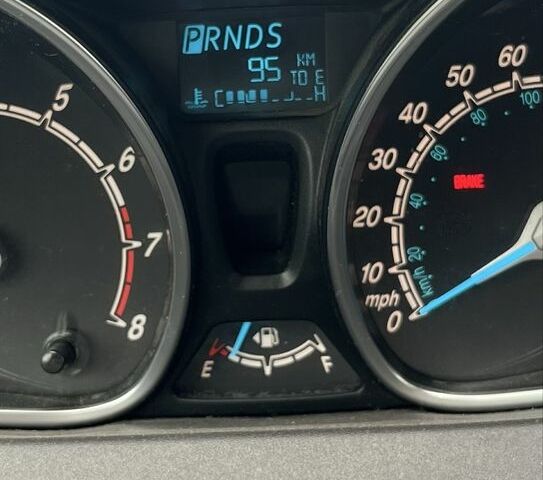 Серый Форд Фиеста, объемом двигателя 1.6 л и пробегом 132 тыс. км за 8000 $, фото 5 на Automoto.ua