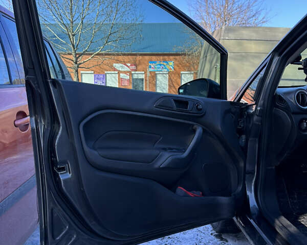 Серый Форд Фиеста, объемом двигателя 1.6 л и пробегом 95 тыс. км за 8400 $, фото 31 на Automoto.ua