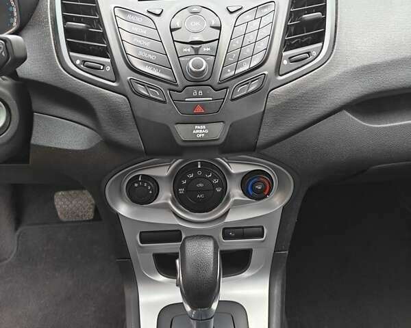 Серый Форд Фиеста, объемом двигателя 1.6 л и пробегом 131 тыс. км за 9300 $, фото 1 на Automoto.ua