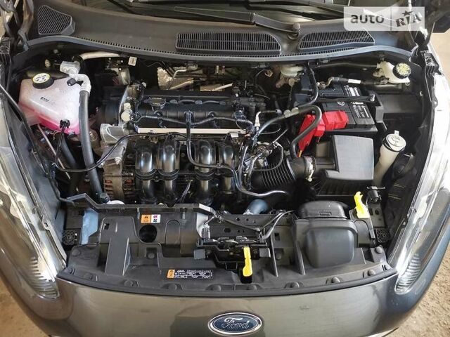 Серый Форд Фиеста, объемом двигателя 1.6 л и пробегом 86 тыс. км за 9900 $, фото 4 на Automoto.ua