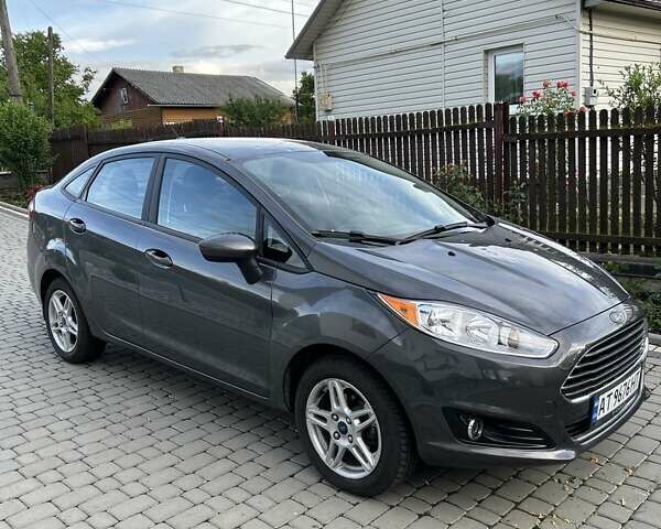 Серый Форд Фиеста, объемом двигателя 1.6 л и пробегом 99 тыс. км за 8000 $, фото 2 на Automoto.ua