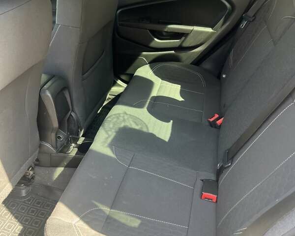 Серый Форд Фиеста, объемом двигателя 1.6 л и пробегом 163 тыс. км за 9000 $, фото 5 на Automoto.ua