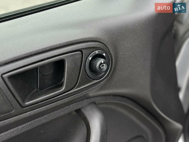 Сірий Форд Фієста, об'ємом двигуна 1.6 л та пробігом 77 тис. км за 10500 $, фото 30 на Automoto.ua