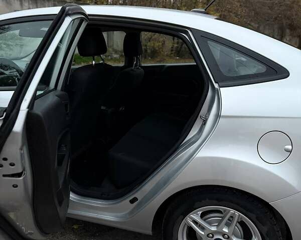 Серый Форд Фиеста, объемом двигателя 1.6 л и пробегом 99 тыс. км за 9500 $, фото 15 на Automoto.ua