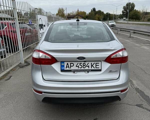Серый Форд Фиеста, объемом двигателя 1.6 л и пробегом 85 тыс. км за 7999 $, фото 5 на Automoto.ua