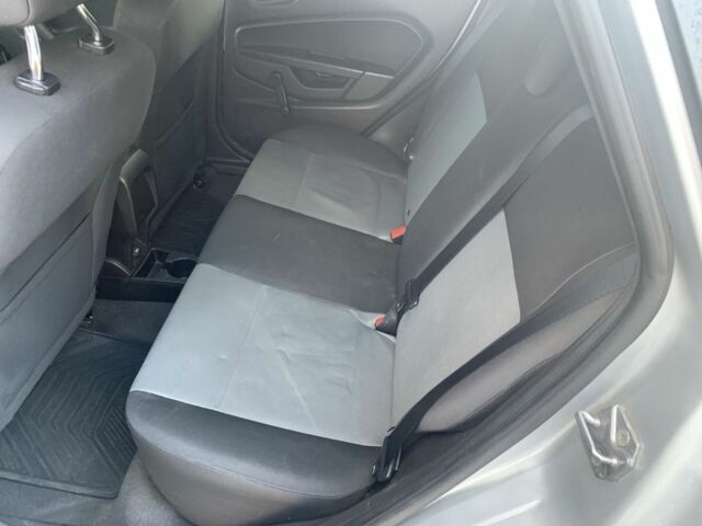 Серый Форд Фиеста, объемом двигателя 1.6 л и пробегом 282 тыс. км за 7500 $, фото 6 на Automoto.ua