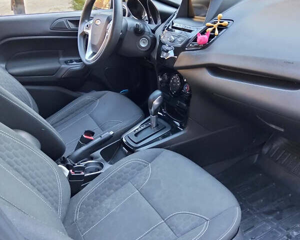 Серый Форд Фиеста, объемом двигателя 1.6 л и пробегом 87 тыс. км за 8800 $, фото 13 на Automoto.ua