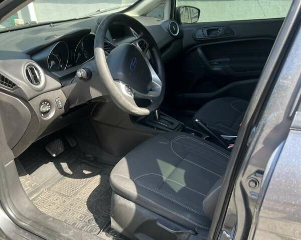 Серый Форд Фиеста, объемом двигателя 1.6 л и пробегом 163 тыс. км за 9000 $, фото 4 на Automoto.ua