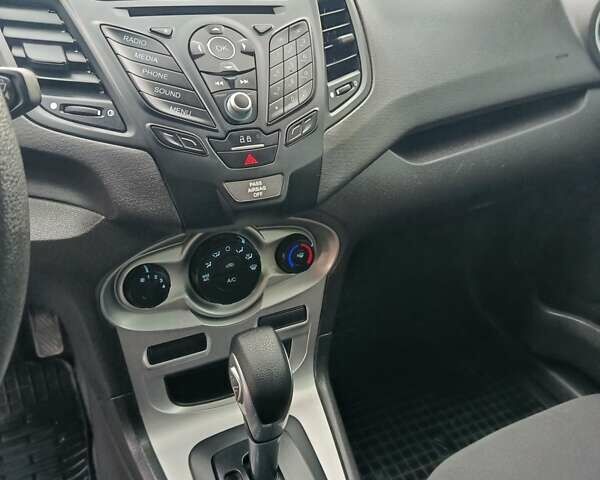 Сірий Форд Фієста, об'ємом двигуна 1.6 л та пробігом 88 тис. км за 8750 $, фото 4 на Automoto.ua