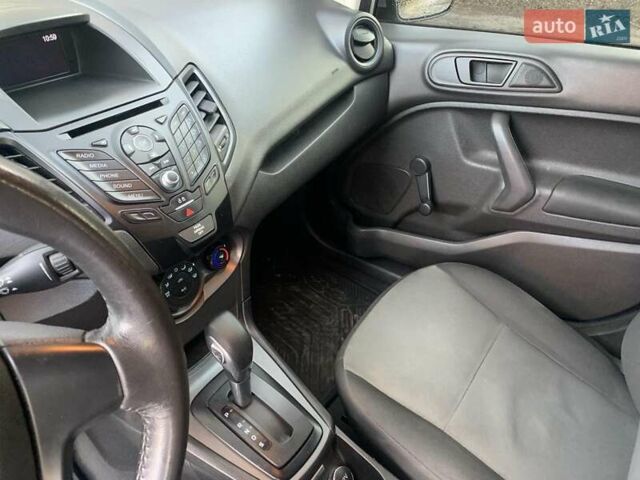Серый Форд Фиеста, объемом двигателя 1.6 л и пробегом 282 тыс. км за 7500 $, фото 5 на Automoto.ua