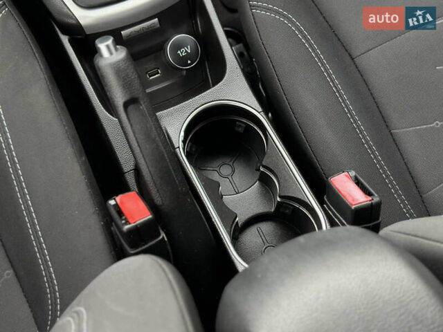 Сірий Форд Фієста, об'ємом двигуна 1.6 л та пробігом 77 тис. км за 10500 $, фото 50 на Automoto.ua