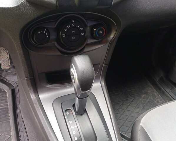 Серый Форд Фиеста, объемом двигателя 1.6 л и пробегом 76 тыс. км за 7999 $, фото 12 на Automoto.ua