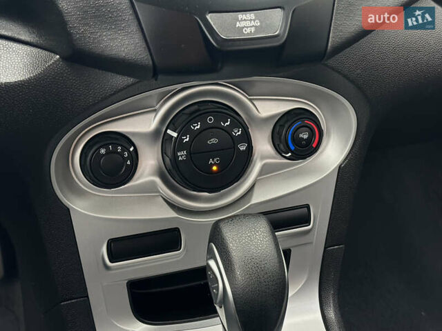 Сірий Форд Фієста, об'ємом двигуна 1.6 л та пробігом 77 тис. км за 10500 $, фото 47 на Automoto.ua