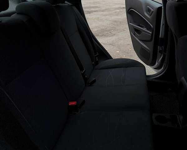 Серый Форд Фиеста, объемом двигателя 1.6 л и пробегом 99 тыс. км за 9500 $, фото 21 на Automoto.ua