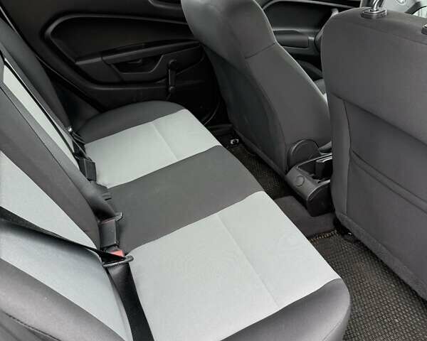 Серый Форд Фиеста, объемом двигателя 1.6 л и пробегом 85 тыс. км за 7999 $, фото 4 на Automoto.ua