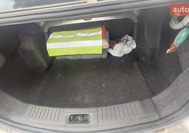 Серый Форд Фиеста, объемом двигателя 1.6 л и пробегом 111 тыс. км за 8700 $, фото 13 на Automoto.ua