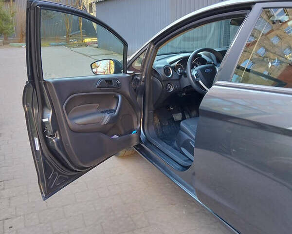 Серый Форд Фиеста, объемом двигателя 1.6 л и пробегом 87 тыс. км за 8800 $, фото 7 на Automoto.ua