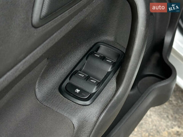 Сірий Форд Фієста, об'ємом двигуна 1.6 л та пробігом 77 тис. км за 10500 $, фото 29 на Automoto.ua