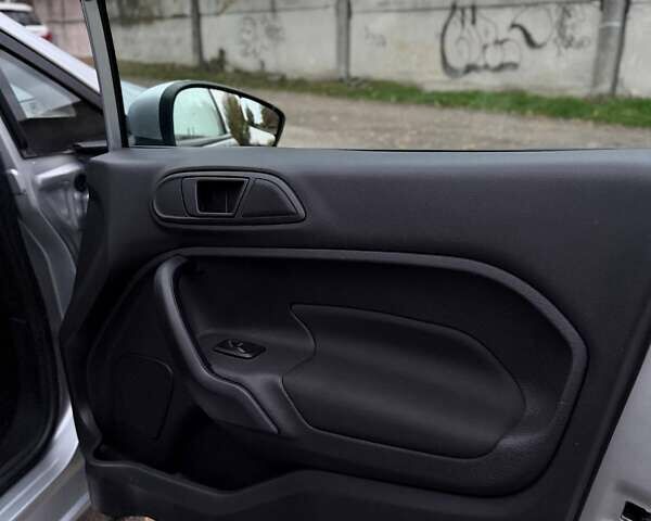 Серый Форд Фиеста, объемом двигателя 1.6 л и пробегом 99 тыс. км за 9500 $, фото 16 на Automoto.ua