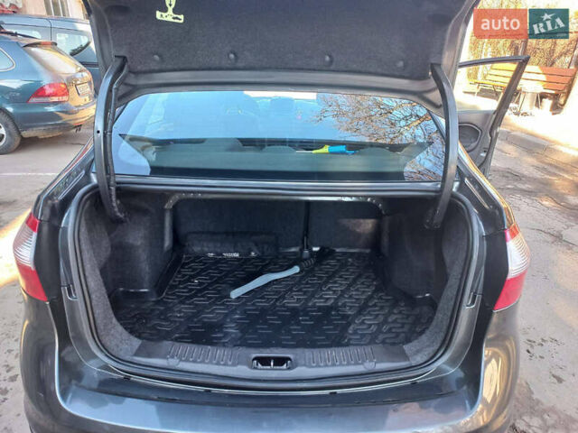 Серый Форд Фиеста, объемом двигателя 1.6 л и пробегом 87 тыс. км за 8800 $, фото 16 на Automoto.ua