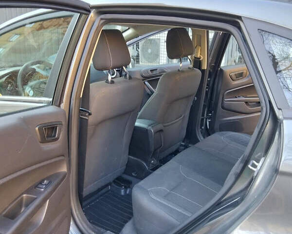 Серый Форд Фиеста, объемом двигателя 1.6 л и пробегом 87 тыс. км за 8800 $, фото 10 на Automoto.ua