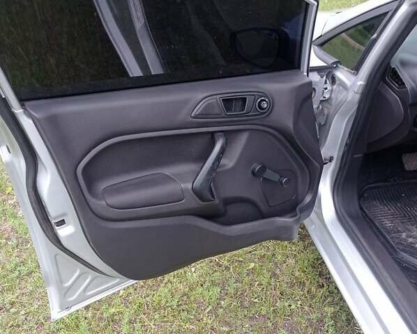 Серый Форд Фиеста, объемом двигателя 1.6 л и пробегом 76 тыс. км за 7999 $, фото 10 на Automoto.ua