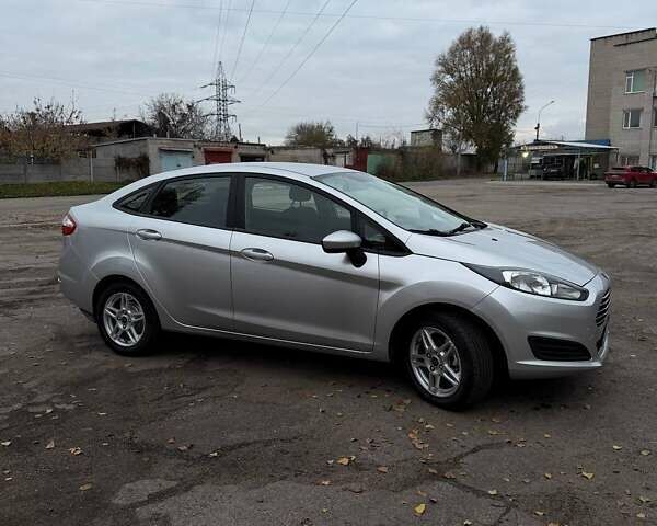 Серый Форд Фиеста, объемом двигателя 1.6 л и пробегом 99 тыс. км за 9500 $, фото 2 на Automoto.ua