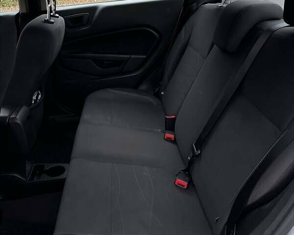 Серый Форд Фиеста, объемом двигателя 1.6 л и пробегом 99 тыс. км за 9500 $, фото 20 на Automoto.ua