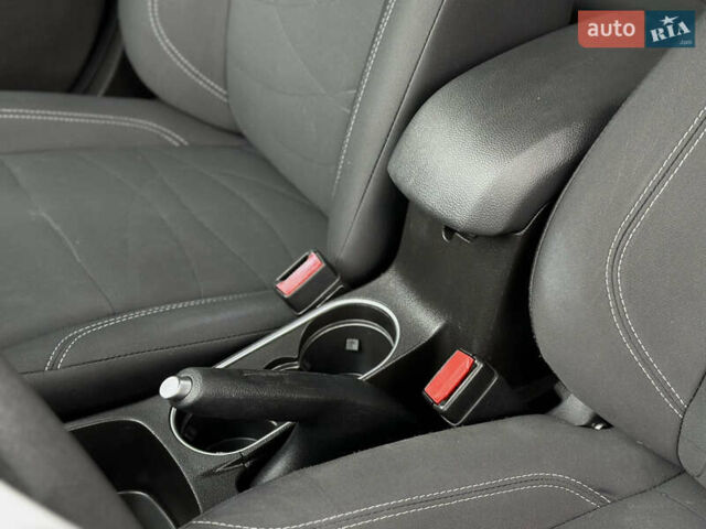 Сірий Форд Фієста, об'ємом двигуна 1.6 л та пробігом 77 тис. км за 10500 $, фото 51 на Automoto.ua